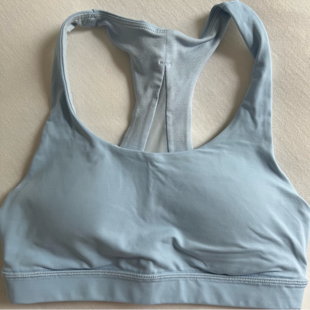 {lululemon} sports bra • 6 • light blue
